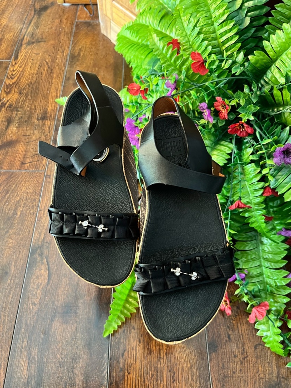 NWT Fitflop Black Ruffle Toe-Strap Ankle-Wrap Sandals Size 6